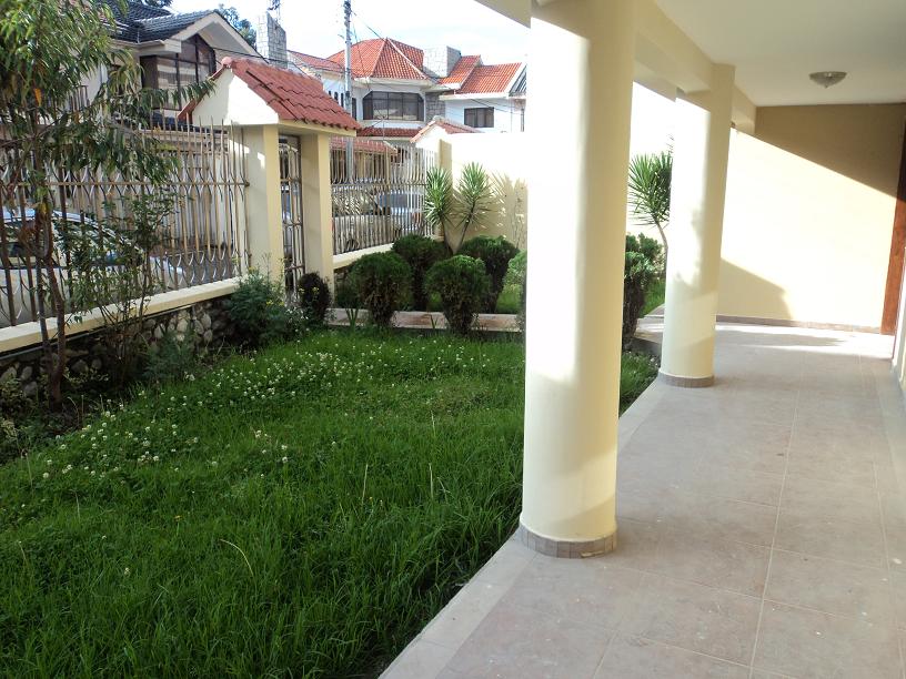 Casa en Venta a crédito con finos Terminados sector Av. Solano Cuenca - Ecuador
