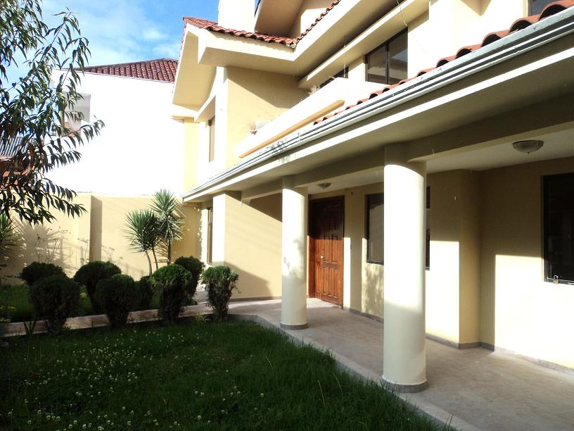 Casa en Venta a crédito con finos Terminados sector Av. Solano Cuenca - Ecuador