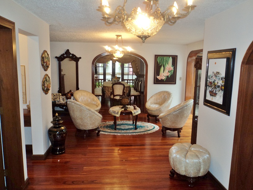 Venta de hermosa casa grande con espacios verdes sector Avenida 10 de Agosto Cuenca Ecuador