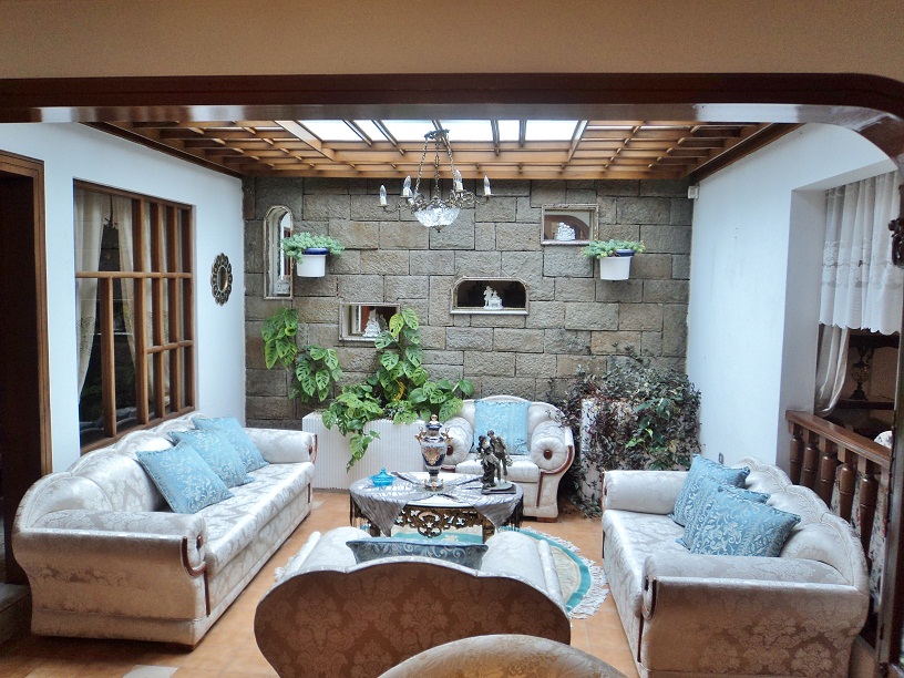 Venta de hermosa casa grande con espacios verdes sector Avenida 10 de Agosto Cuenca Ecuador