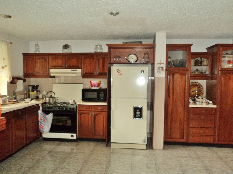 Venta de hermosa casa grande con espacios verdes sector Avenida 10 de Agosto Cuenca Ecuador