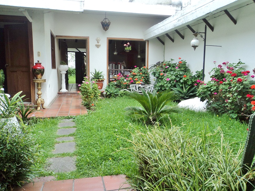 Venta de hermosa casa grande con espacios verdes sector Avenida 10 de Agosto Cuenca Ecuador