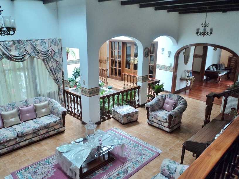 Venta de hermosa casa grande con espacios verdes sector Avenida 10 de Agosto Cuenca Ecuador