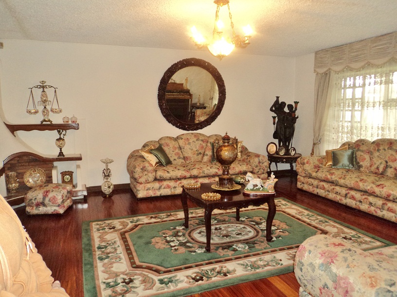 Venta de hermosa casa grande con espacios verdes sector Avenida 10 de Agosto Cuenca Ecuador