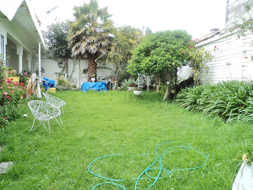 Venta de hermosa casa grande con espacios verdes sector Avenida 10 de Agosto Cuenca Ecuador