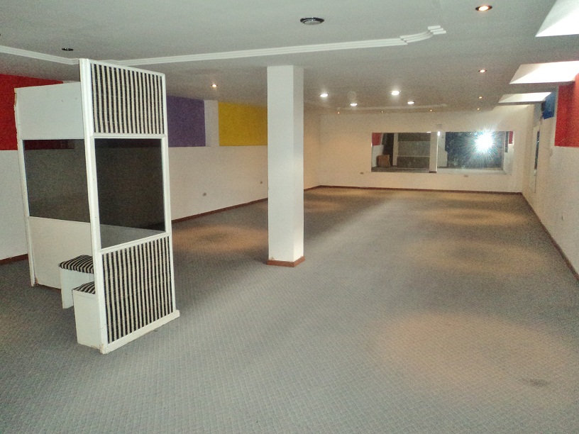 Venta de hermosa casa Rentera a crédito con 3 Departamentos y 2 Locales Comerciales (Financiamiento directo) sector Misicata Cuenca-Ecuador