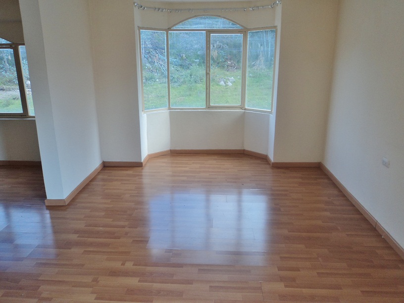 Venta de hermosa casa Rentera a crédito con 3 Departamentos y 2 Locales Comerciales (Financiamiento directo) sector Misicata Cuenca-Ecuador