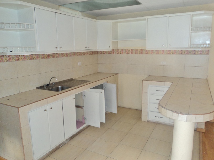 Venta de hermosa casa Rentera a crédito con 3 Departamentos y 2 Locales Comerciales (Financiamiento directo) sector Misicata Cuenca-Ecuador