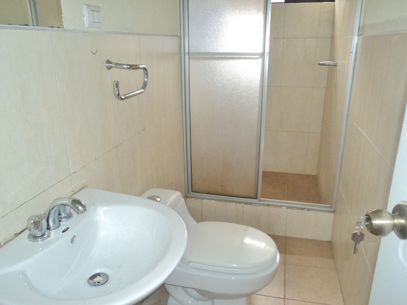 Venta de hermosa casa Rentera a crédito con 3 Departamentos y 2 Locales Comerciales (Financiamiento directo) sector Misicata Cuenca-Ecuador