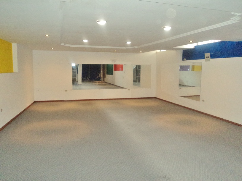 Venta de hermosa casa Rentera a crédito con 3 Departamentos y 2 Locales Comerciales (Financiamiento directo) sector Misicata Cuenca-Ecuador