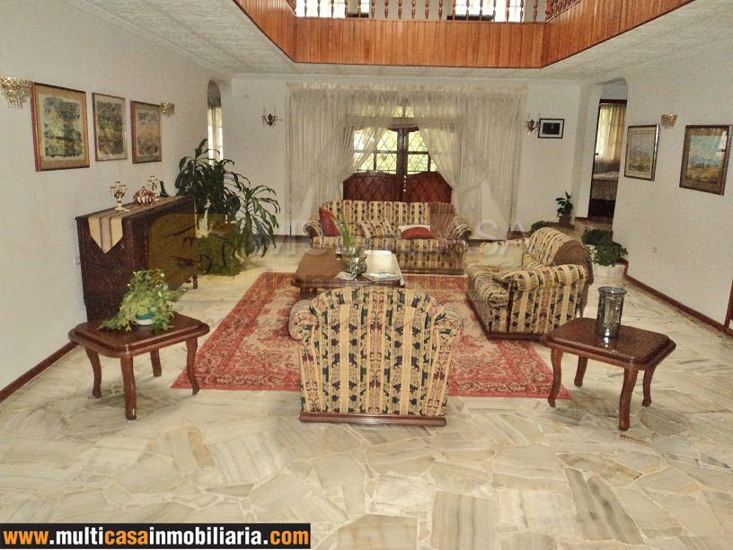 Casa en Venta a Crédito con piscina Sector Challuabamba Cuenca - Ecuador