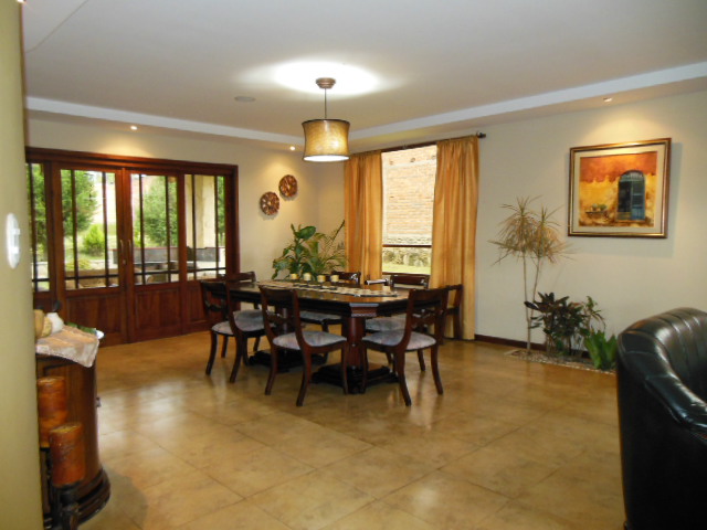 ELEGANTE Y AMPLIA VILLA, Sector Río Amarillo