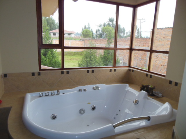 ELEGANTE Y AMPLIA VILLA, Sector Río Amarillo