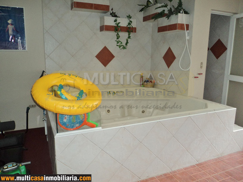 Venta de hermosa casa esquinera a crédito sector Ciudadela Católica Cuenca - Ecuador