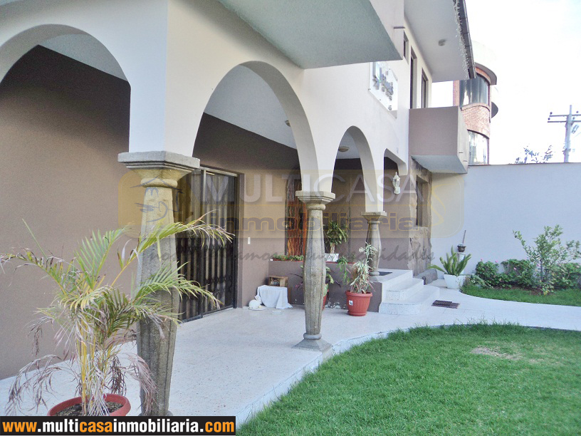 Venta de hermosa casa esquinera a crédito sector Ciudadela Católica Cuenca - Ecuador