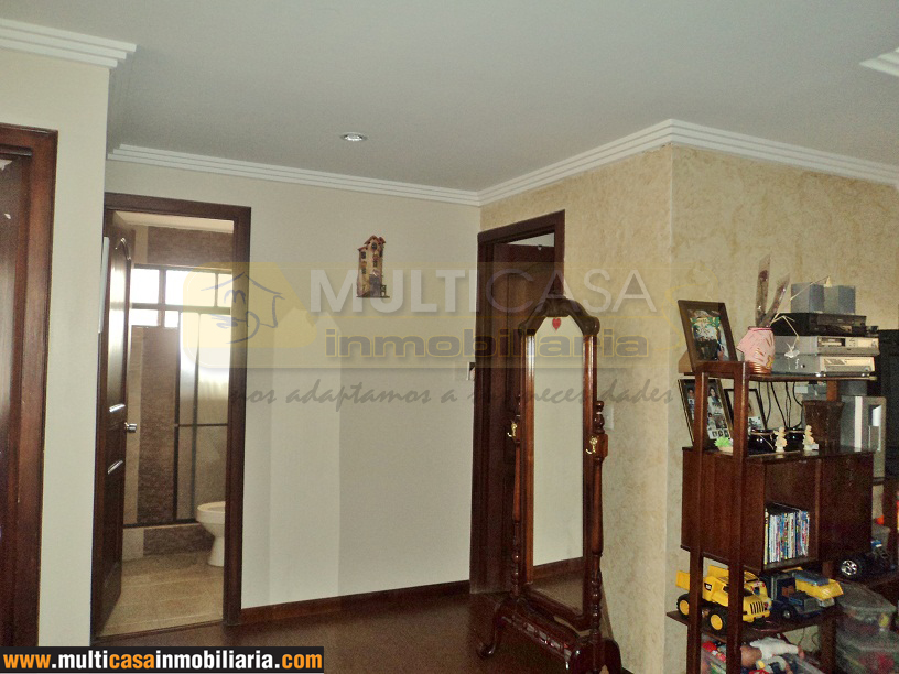 Venta de hermosa casa esquinera a crédito sector Ciudadela Católica Cuenca - Ecuador