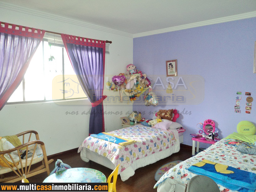 Venta de hermosa casa esquinera a crédito sector Ciudadela Católica Cuenca - Ecuador