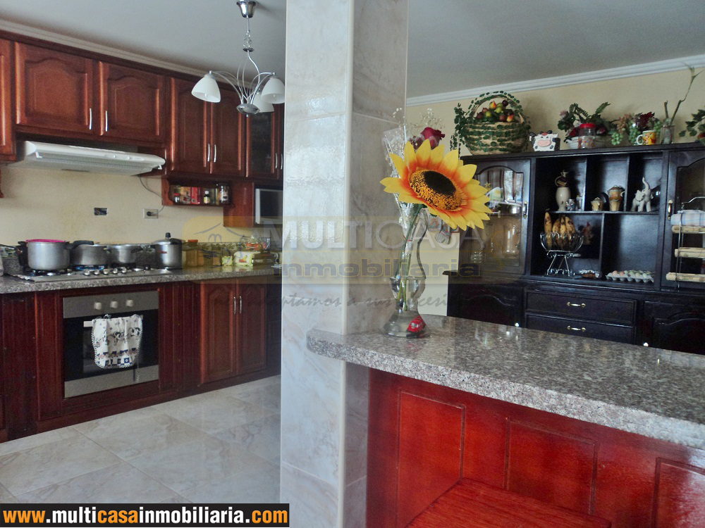 Venta de casa a crédito con Local Comercial amplio sector Quinta Chica Cuenca - Ecuador