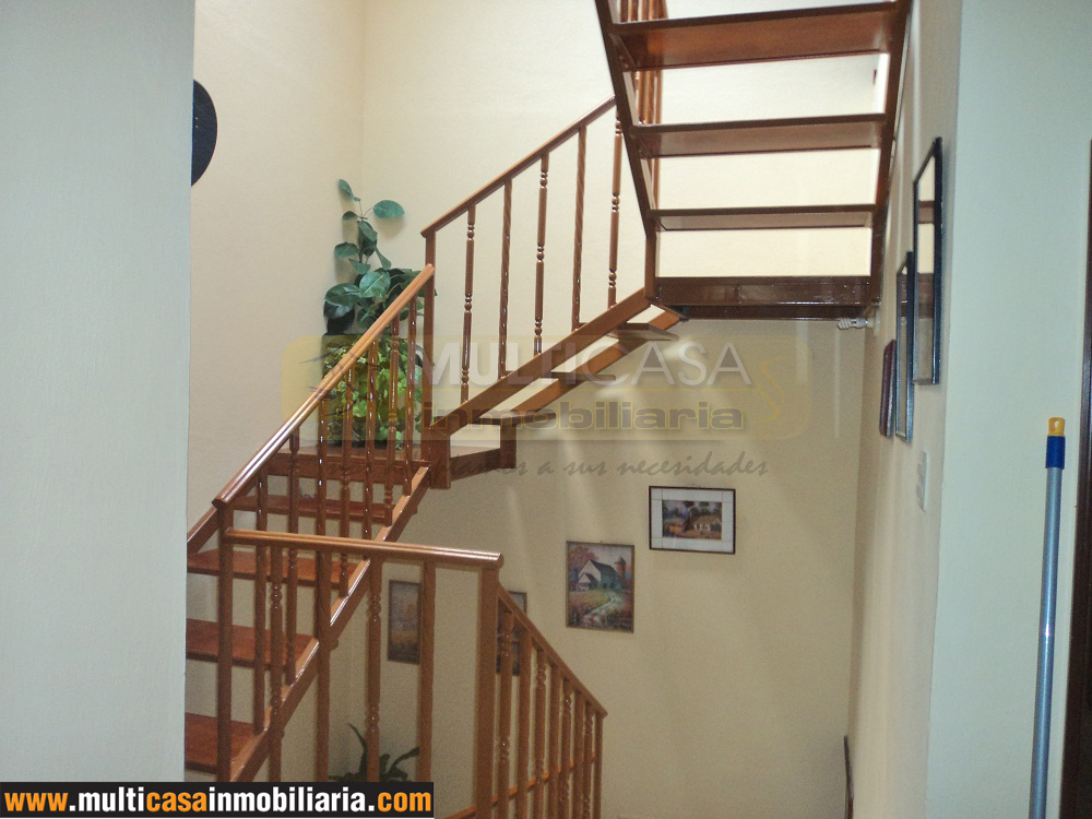 Venta de casa a crédito con Local Comercial amplio sector Quinta Chica Cuenca - Ecuador