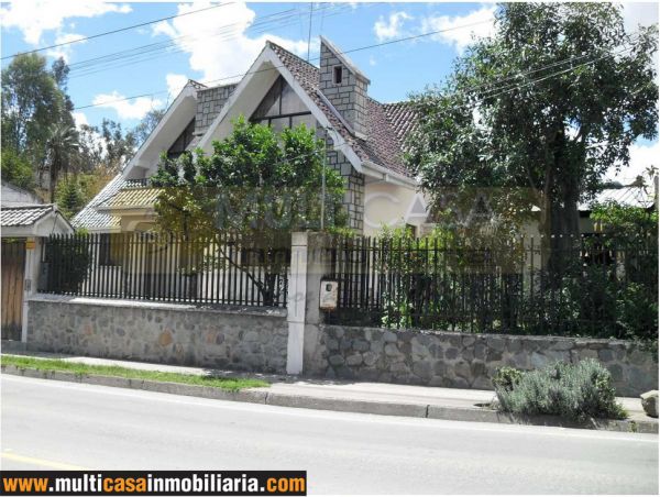 Casa en Venta a crédito con espacios verdes en Sector Chordeleg - Ecuador