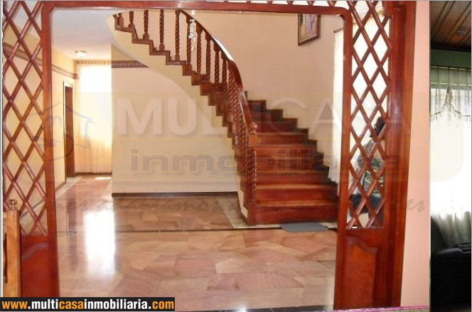 Casa en Venta a crédito con espacios verdes en Sector Chordeleg - Ecuador