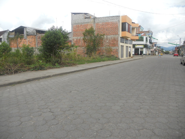 A UNA MEDIA CUADRA DE CNT EN SUCUA