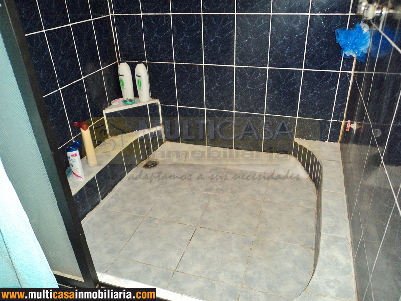 Casa Rentera en Venta con Local Comercial - Dos departamentos Sector Totoracocha Cuenca - Ecuador