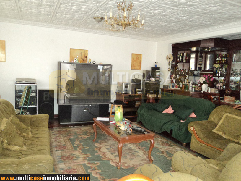 Casa Rentera en Venta con Local Comercial - Dos departamentos Sector Totoracocha Cuenca - Ecuador