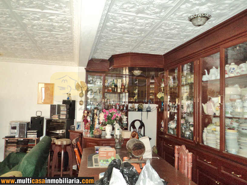 Casa Rentera en Venta con Local Comercial - Dos departamentos Sector Totoracocha Cuenca - Ecuador