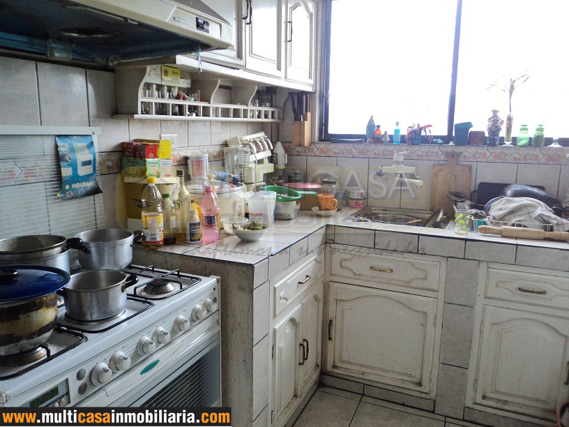 Casa Rentera en Venta con Local Comercial - Dos departamentos Sector Totoracocha Cuenca - Ecuador