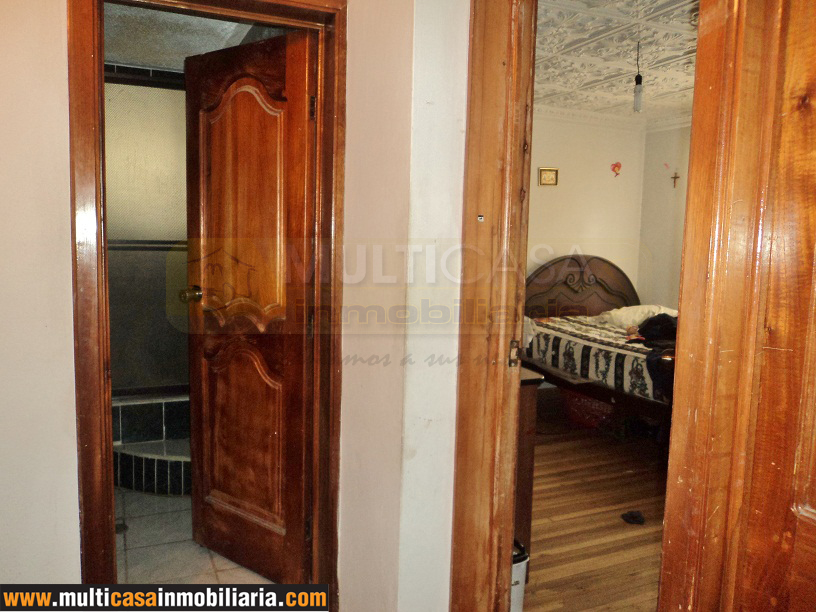 Casa Rentera en Venta con Local Comercial - Dos departamentos Sector Totoracocha Cuenca - Ecuador