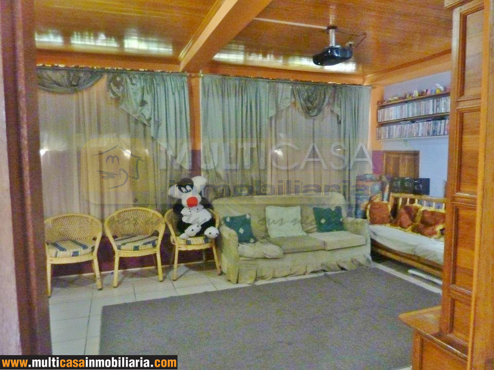 Casa de Cinco Departamentos en Venta  a crédito Sector Gualaquiza - Ecuador