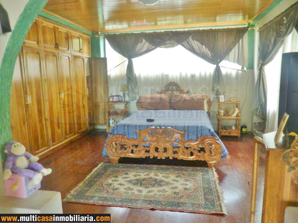 Casa de Cinco Departamentos en Venta  a crédito Sector Gualaquiza - Ecuador
