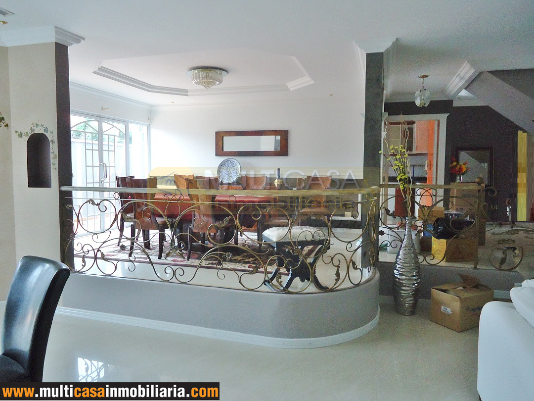Venta de hermosa casa a crédito de Lujo sector Cdla. De Ingenieros Cuenca - Ecuador