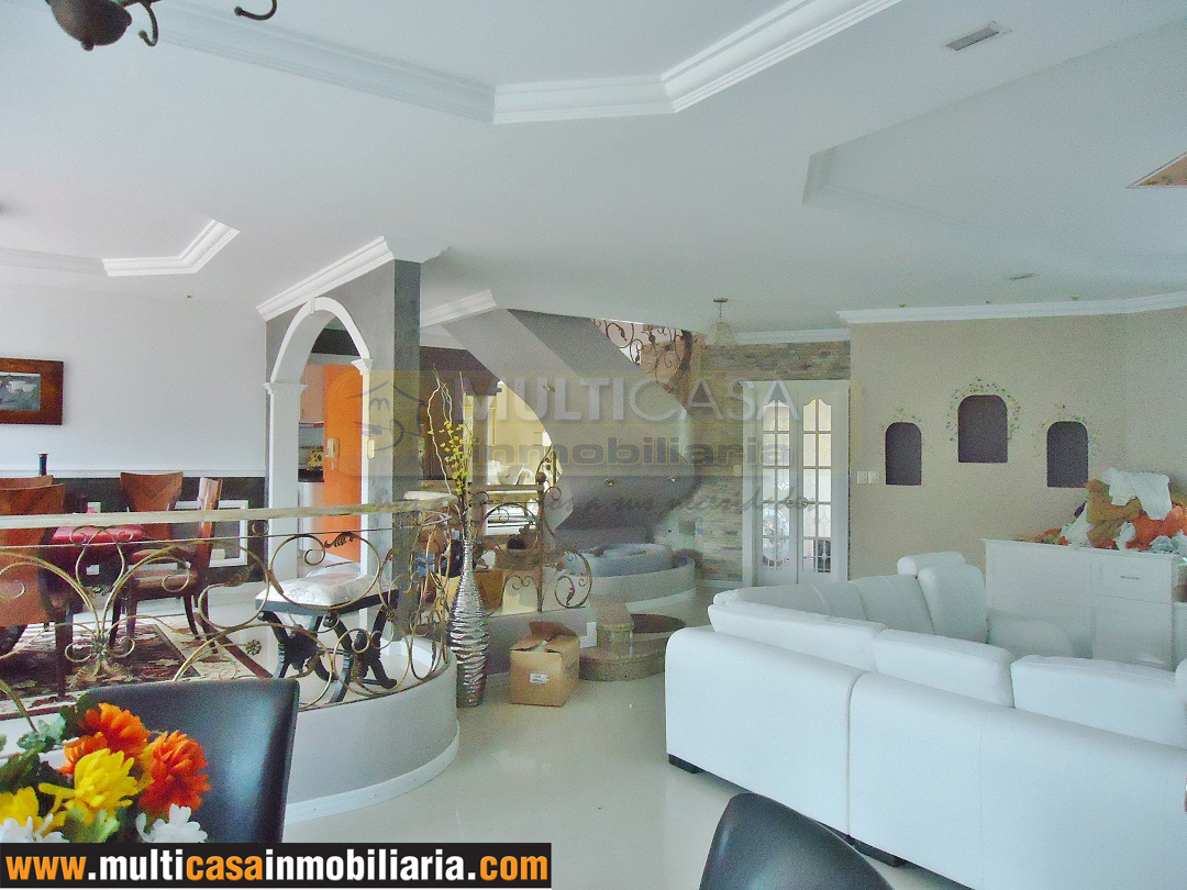Venta de hermosa casa a crédito de Lujo sector Cdla. De Ingenieros Cuenca - Ecuador