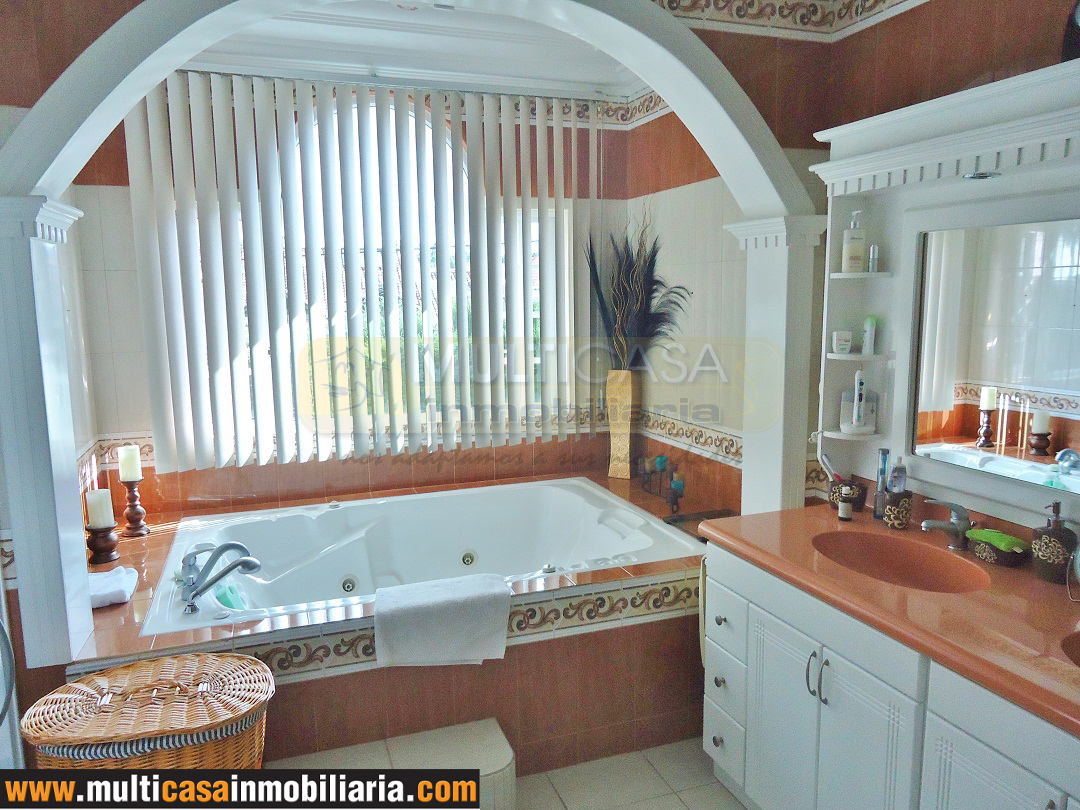 Venta de hermosa casa a crédito de Lujo sector Cdla. De Ingenieros Cuenca - Ecuador