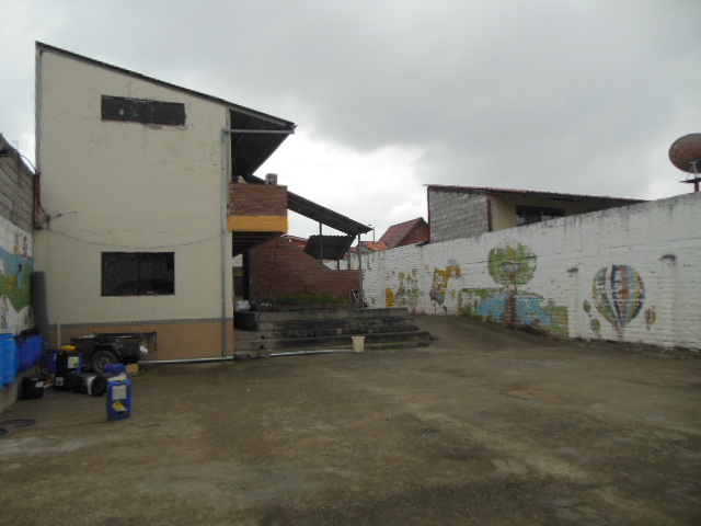 Terreno Con Aulas Escolares
