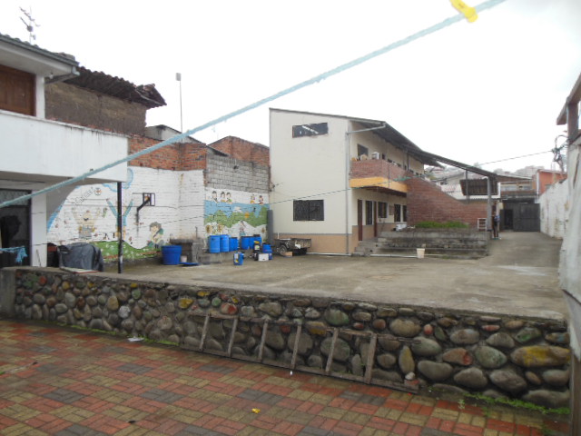 Terreno Con Aulas Escolares