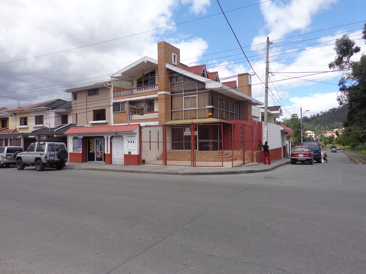 ARRIENDO LOCAL COMERCIAL FRENTE A LA UDA