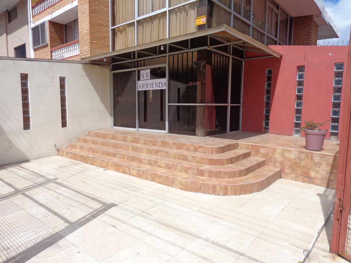 ARRIENDO LOCAL COMERCIAL FRENTE A LA UDA