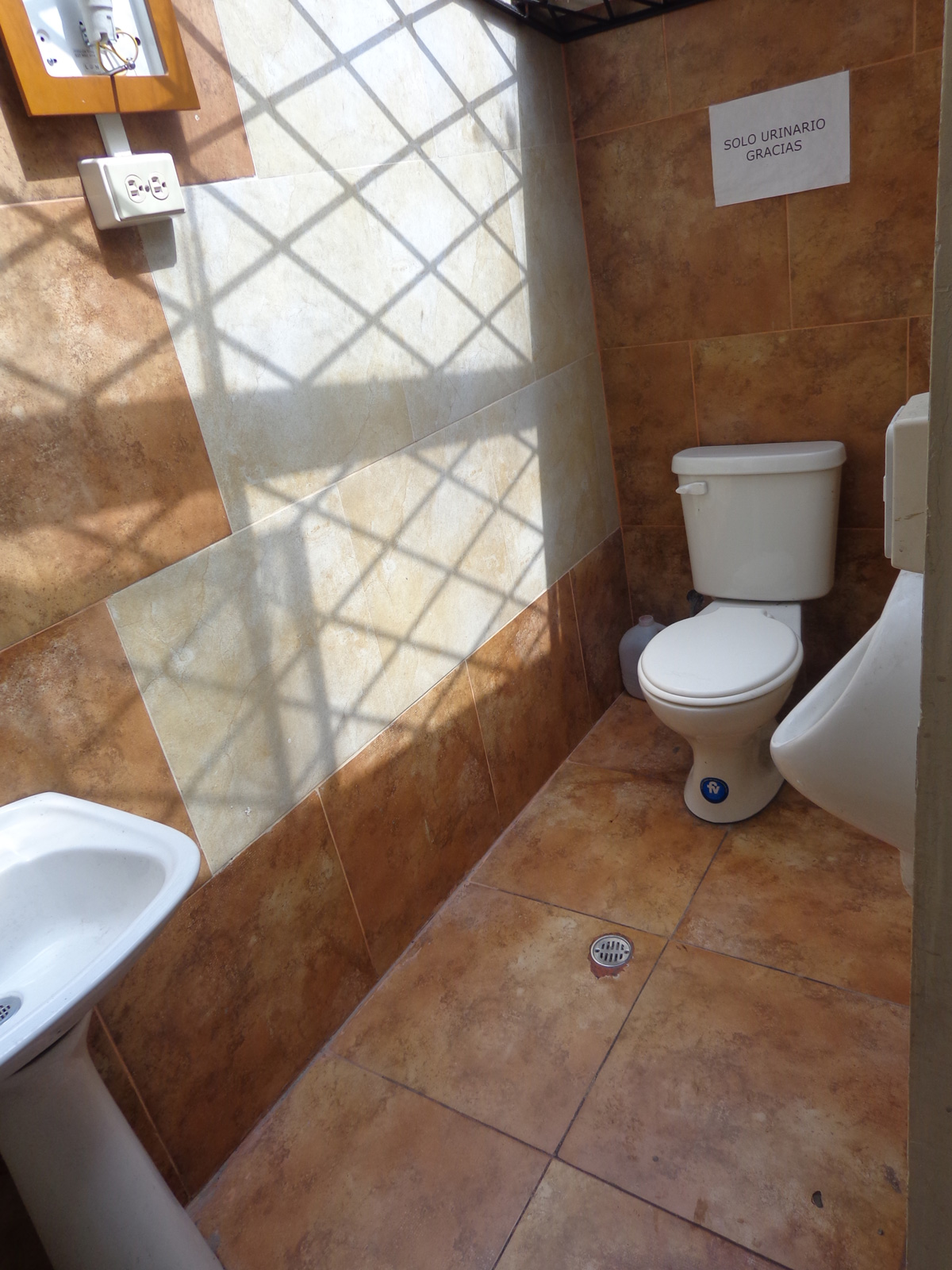 ARRIENDO LOCAL COMERCIAL FRENTE A LA UDA