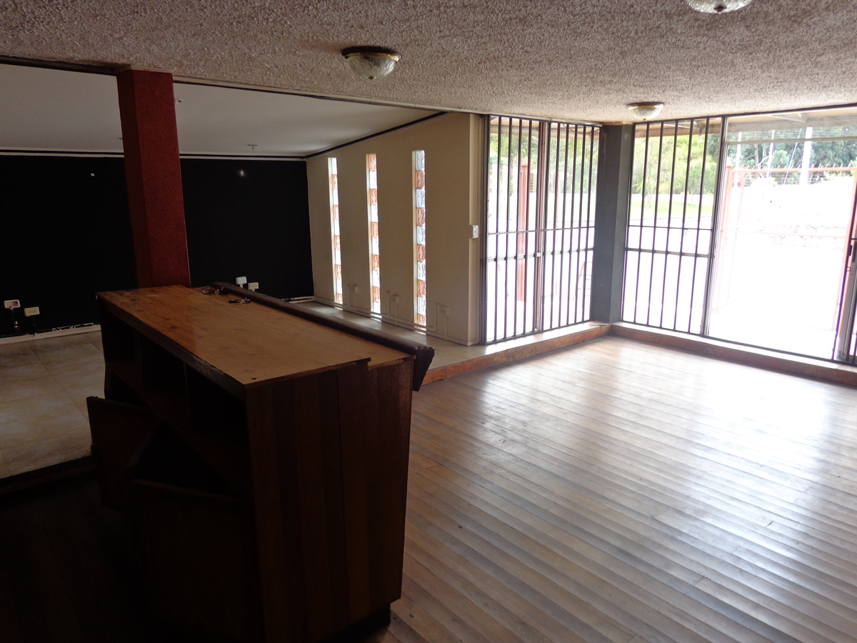 ARRIENDO LOCAL COMERCIAL FRENTE A LA UDA