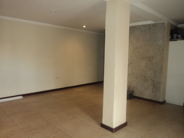 Casa en Venta a Crédito con Local Comercial sector Eucaliptos Cuenca - Ecuador