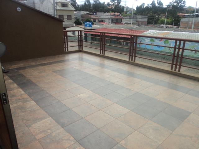 Casa en Venta a Crédito con Local Comercial sector Eucaliptos Cuenca - Ecuador