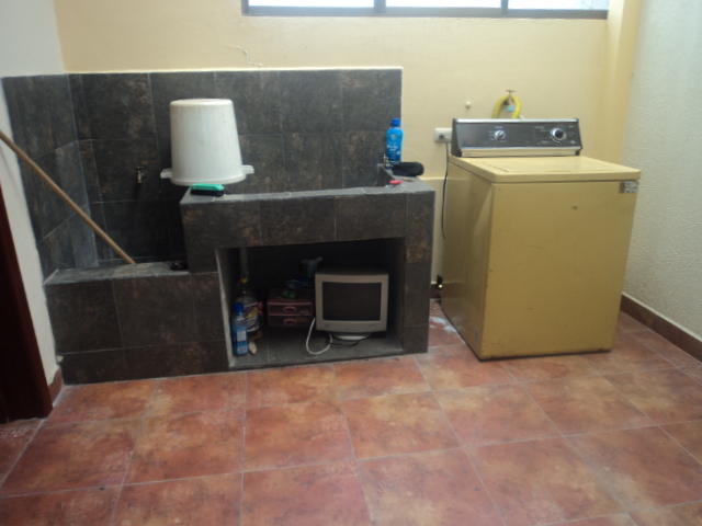 Casa en Venta a Crédito con Local Comercial sector Eucaliptos Cuenca - Ecuador