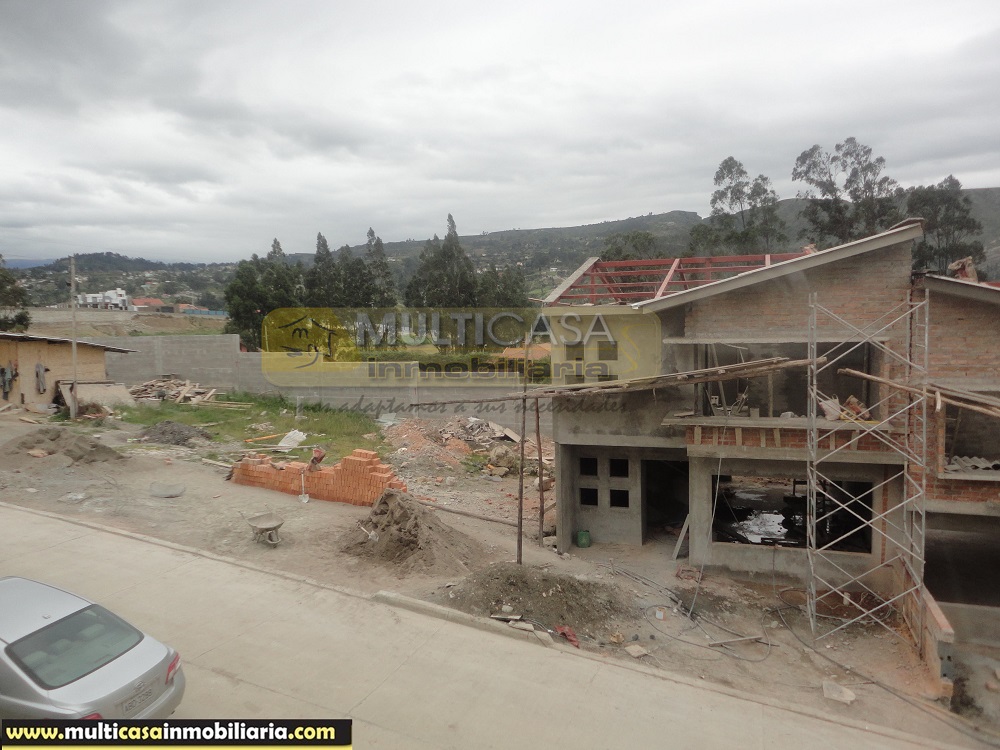 Venta de Casa en Urbanización Privada Por Estrenar a crédito por el sector Challuabamba Cuenca - Ecuador