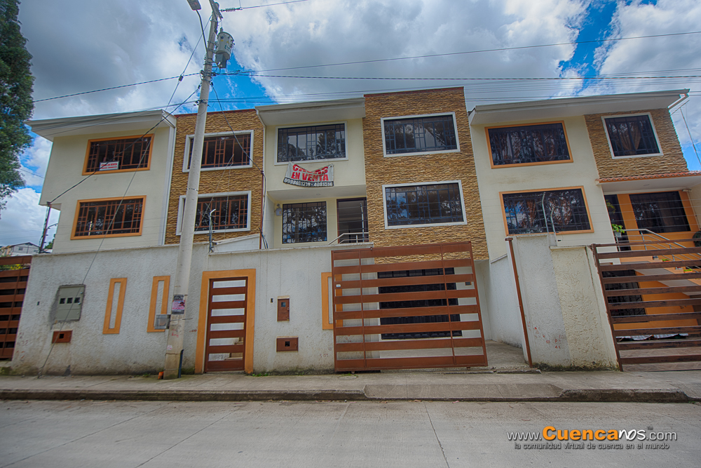 Vendo Casa con 4 Dormitorios y Local Comercial Sector Miraflores