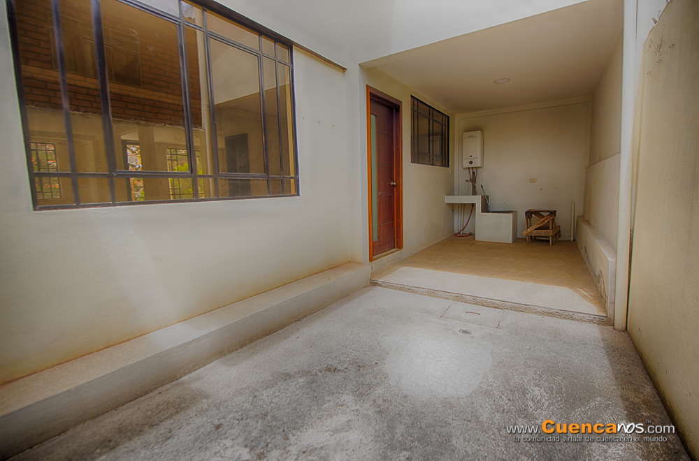 Vendo Casa con 4 Dormitorios y Local Comercial Sector Miraflores