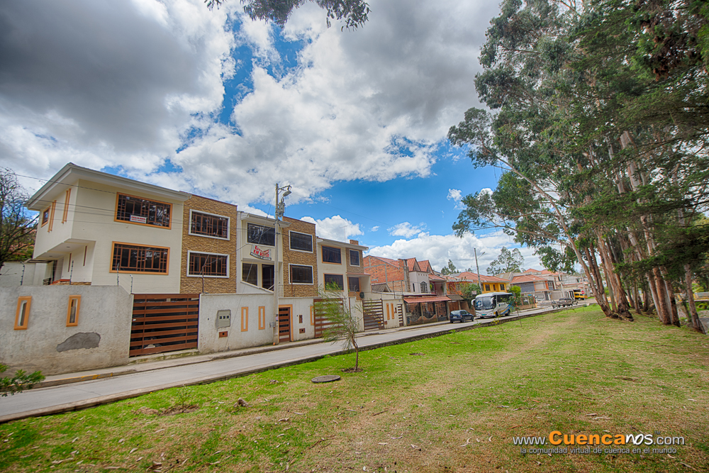 Vendo Casa con 4 Dormitorios y Local Comercial Sector Miraflores