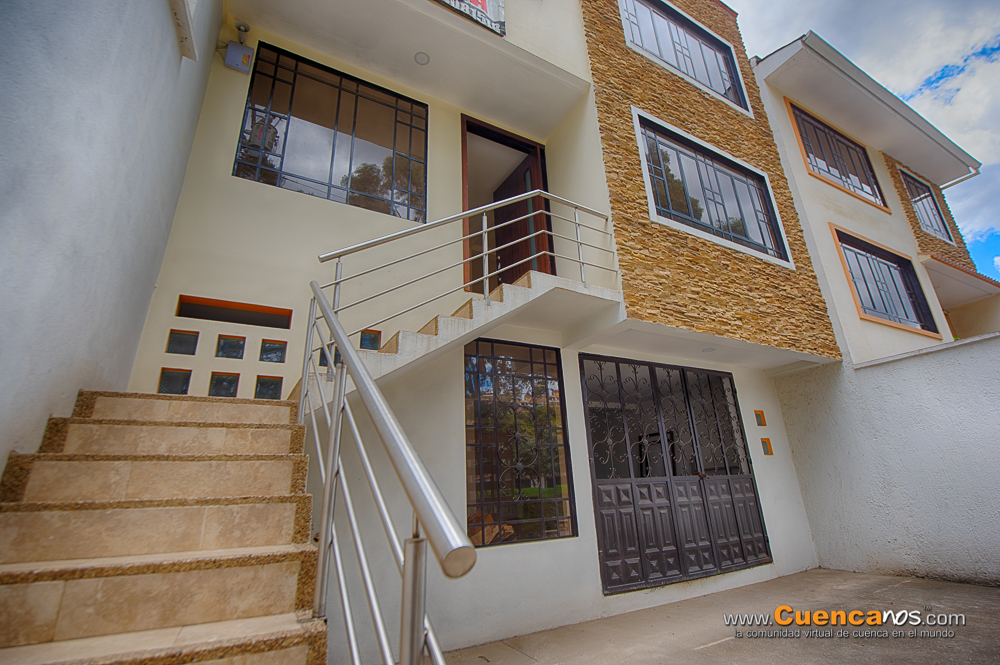 Vendo Casa con 4 Dormitorios y Local Comercial Sector Miraflores